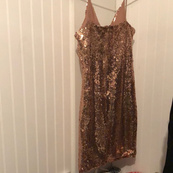 MIND CODE || Metallic gold fitted dress - Picture 3 of 7